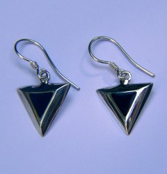 Orecchini triangolari argento e resina nera